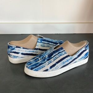 FRANCO SARTO Women's AVANT 2 Slip On Blue White Printed Sneakers Shoe